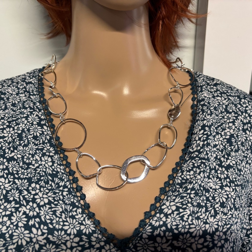 ❤️Nine West Silver Hammered Infinity Necklace - Picture 3 of 6